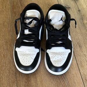 Jordan 1 low panda 8.5 men’s 10 women’s used replacement box